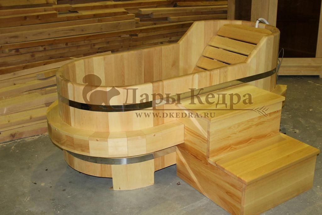 Деревянная ванна из кедра с перепадом высоты