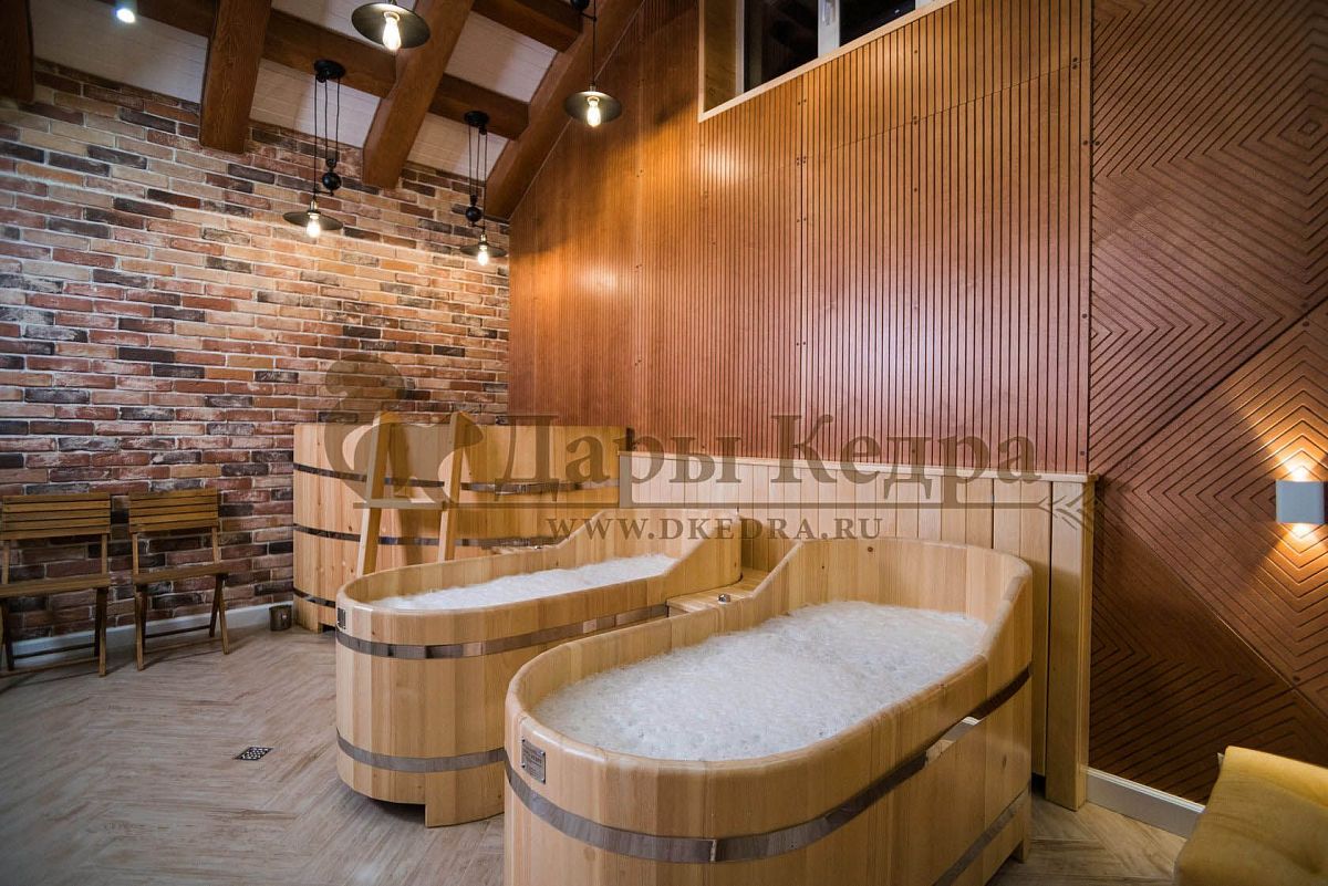 Деревянная ванна из кедра с перепадом высоты